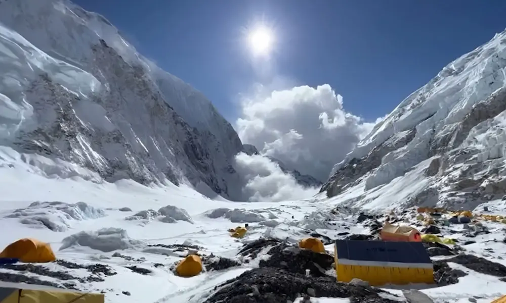 Everest Avalanche Death and Three Sherpa Guide Missing On Everest
