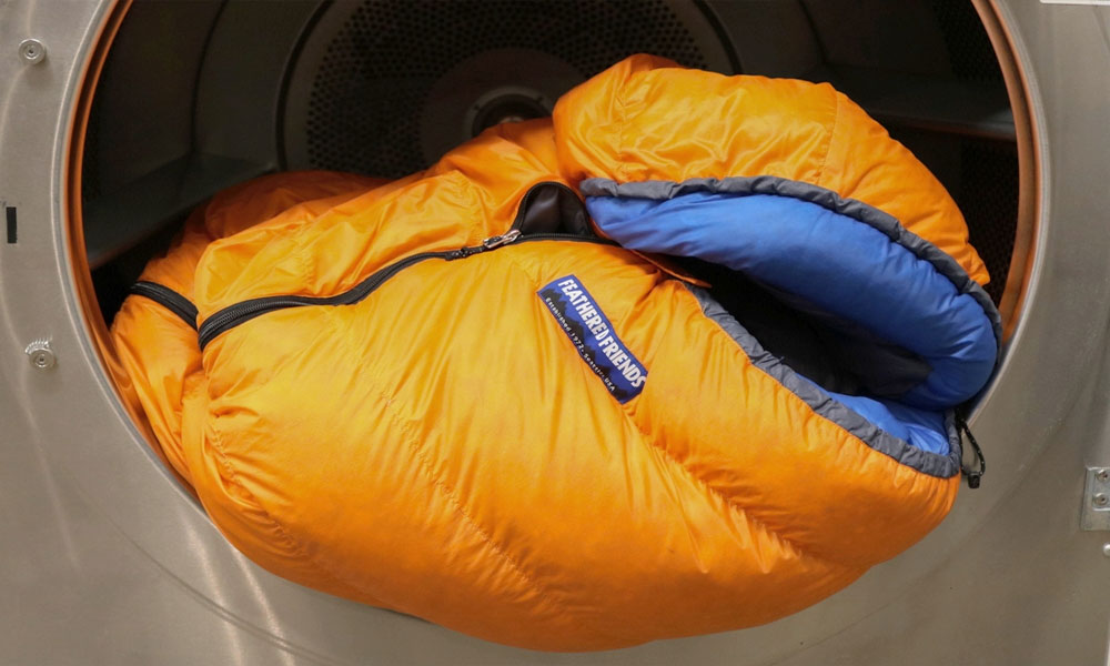 Cleaning a sleeping bag with a machine