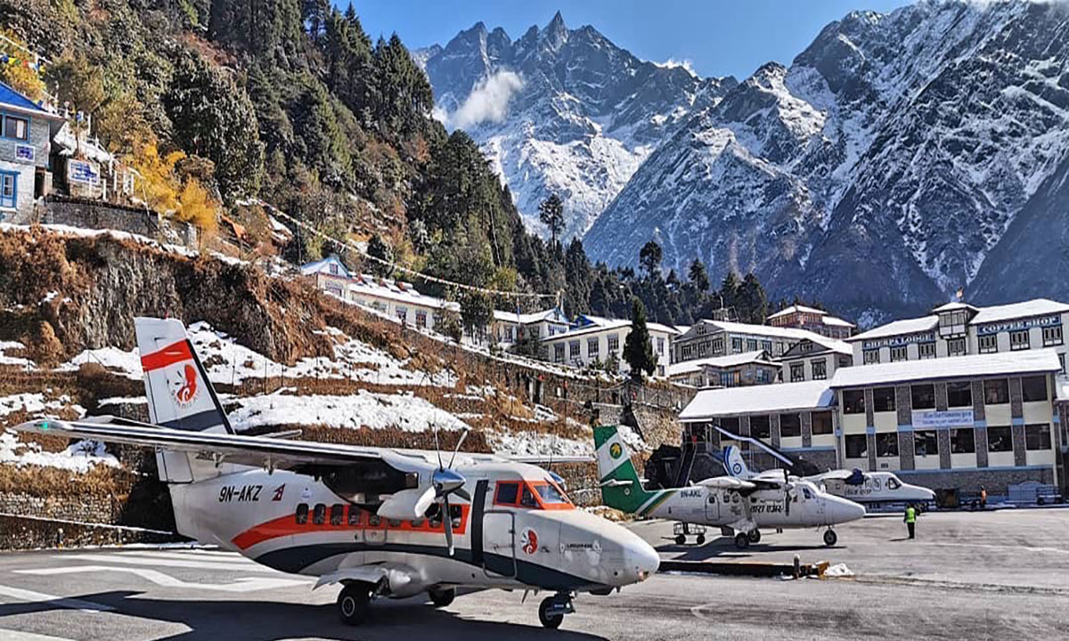Which planes can land at Lukla airport?